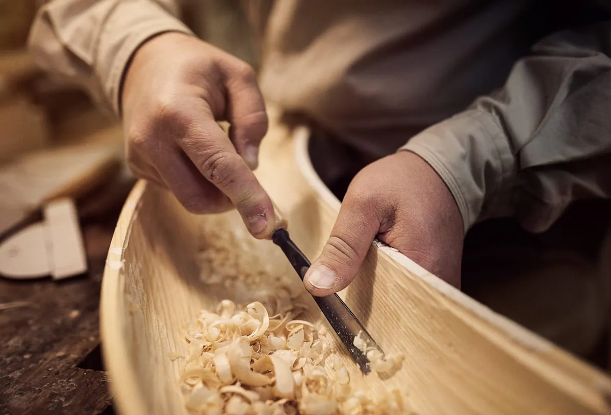 Das Glattmachen im inneren des Alphorns ist ein sehr wichtiger Arbeitsschritt, um sp&auml;ter einen perfekten Klang zu erhalten.