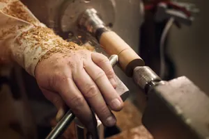 Thomas Rupp bei der Herstellung eines Mundst&uuml;cks.