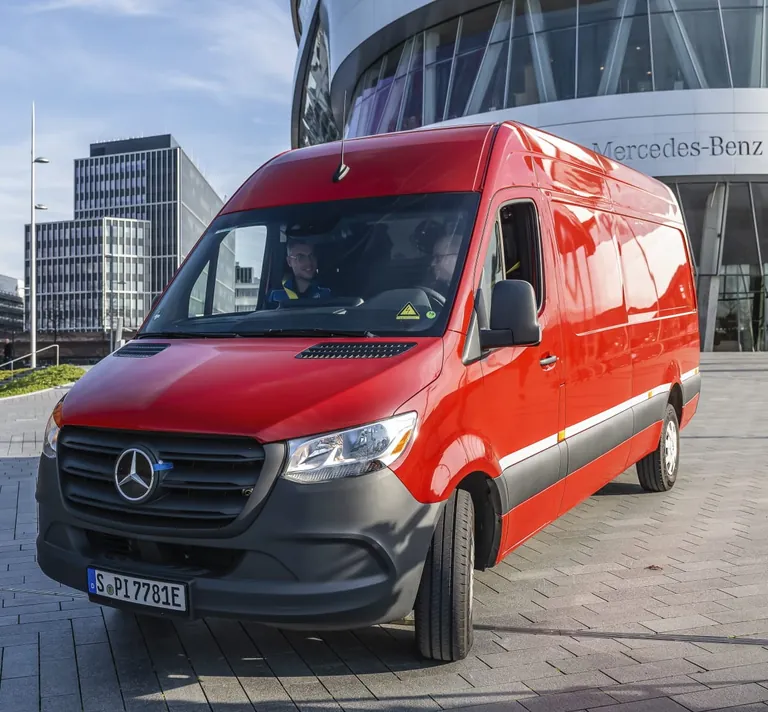 eSprinter vor dem Mercedes-Benz Museum
