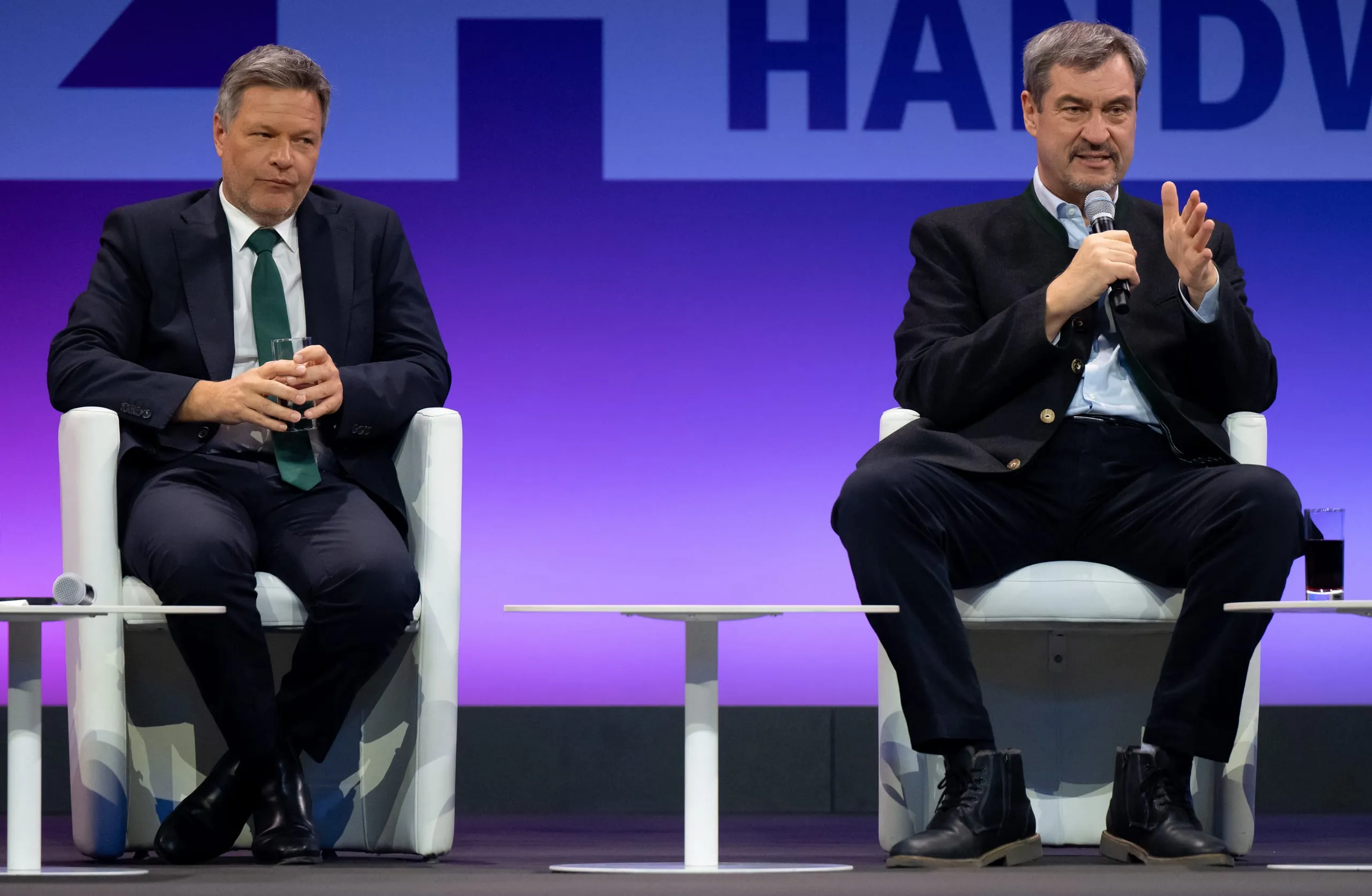 Habeck gesteht Bürokratie-Irrsinn, Söder gibt sich als Buddy