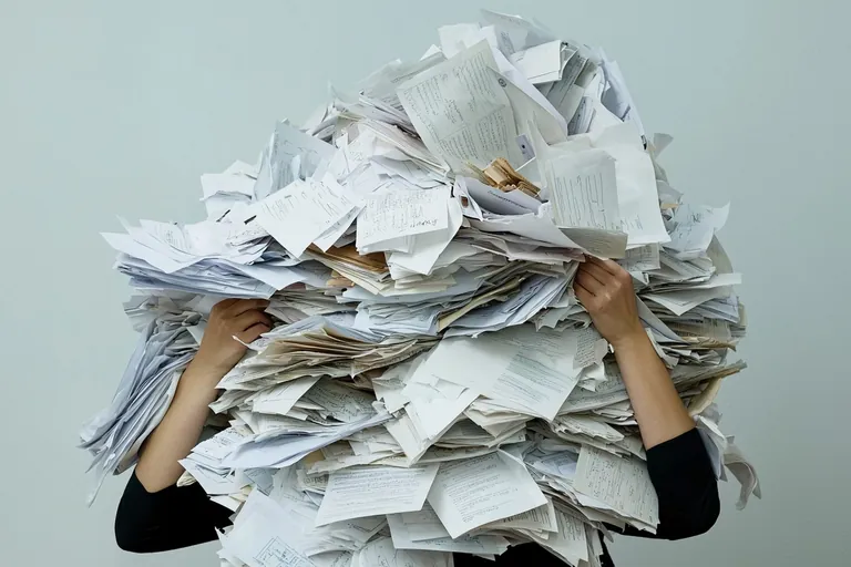 Zettelchaos ad&eacute;! Mit diesen cleveren Sortier-Tipps behalten Sie den &Uuml;berblick und sparen Stress bei der Steuererkl&auml;rung.