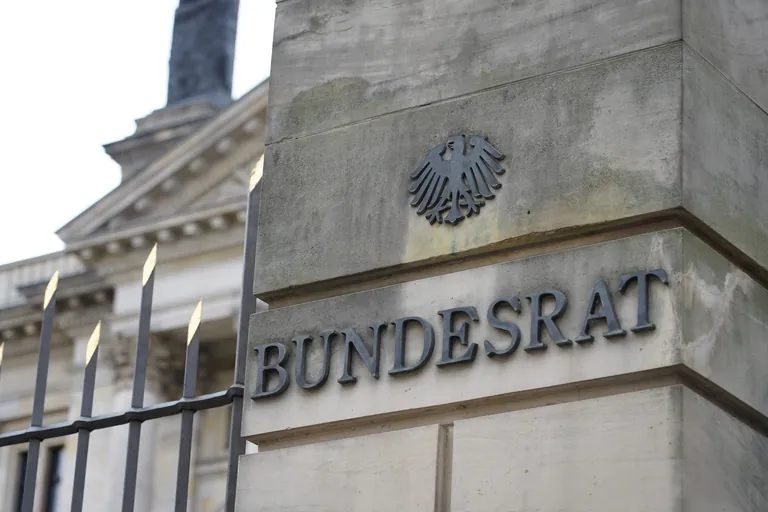 Das Milliardenpaket f&uuml;r Infrastruktur und Verteidigung steht &ndash; doch L&auml;ndervertreter fordern Strukturreformen und schnellere Prozesse. Das Handwerk soll durch B&uuml;rokratieabbau und lokale Auftr&auml;ge profitieren.