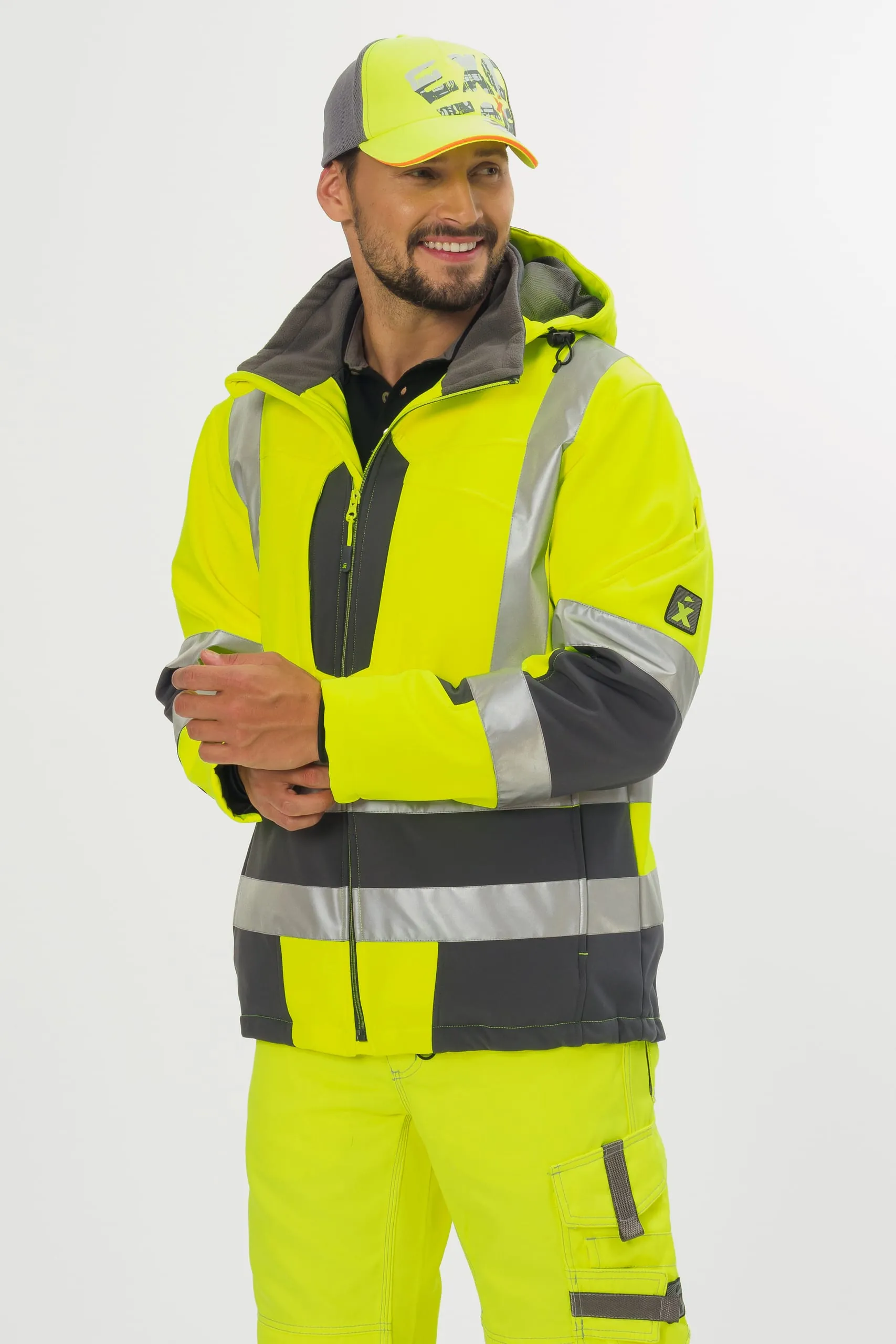 Optische Aufheller, häufig in Vollwaschmitteln enthalten, verändern fluoreszierende Farben. In der mit der Warnkleidung ausgelieferten Herstellerinformation von Excess Professional Workwear ist deren Verwendung untersagt.