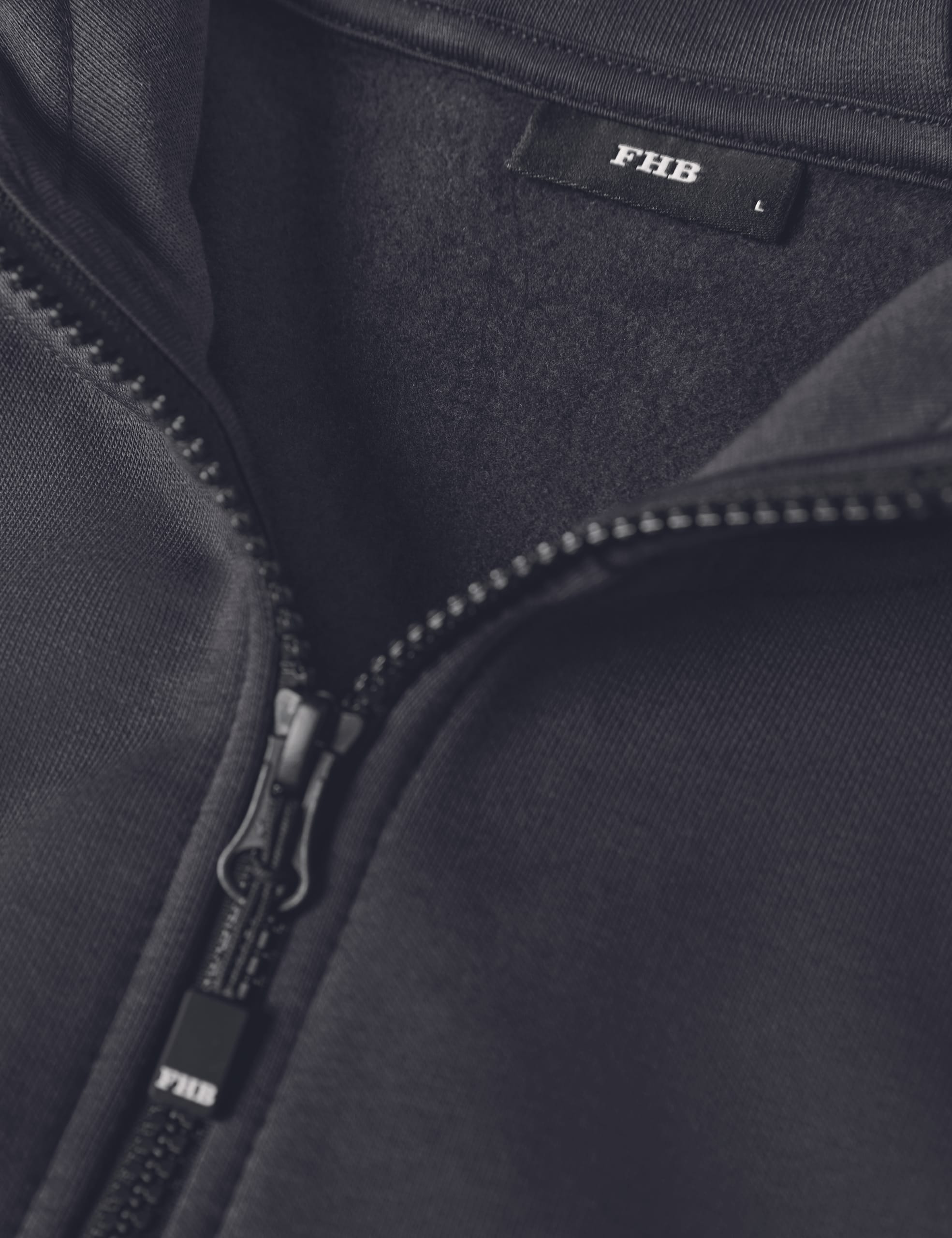 FHB empfiehlt, vor dem Waschen alle Reißverschlüsse und Klettverschlüsse zu schließen, um Schäden am Stoff zu vermeiden.