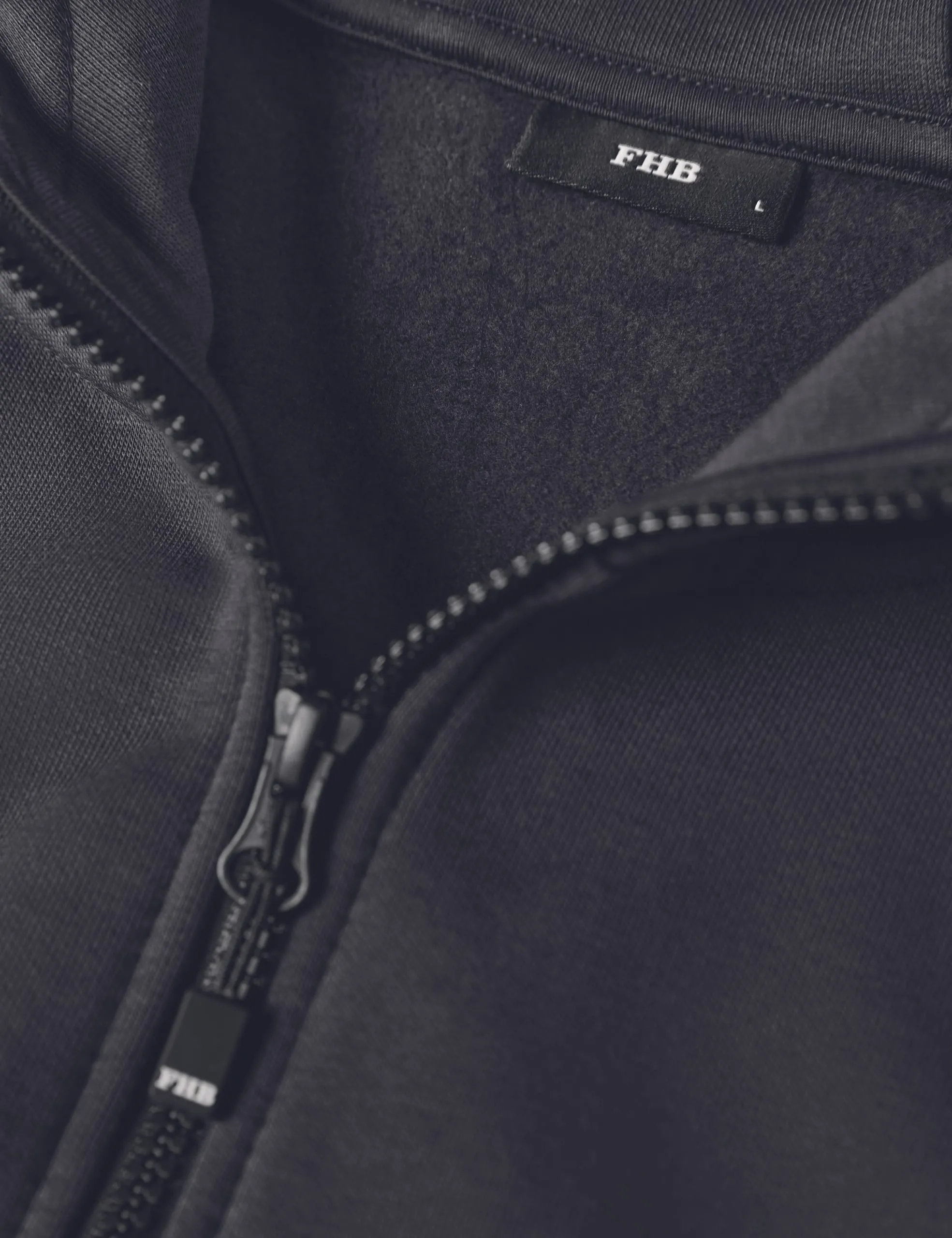 FHB empfiehlt, vor dem Waschen alle Reißverschlüsse und Klettverschlüsse zu schließen, um Schäden am Stoff zu vermeiden.
