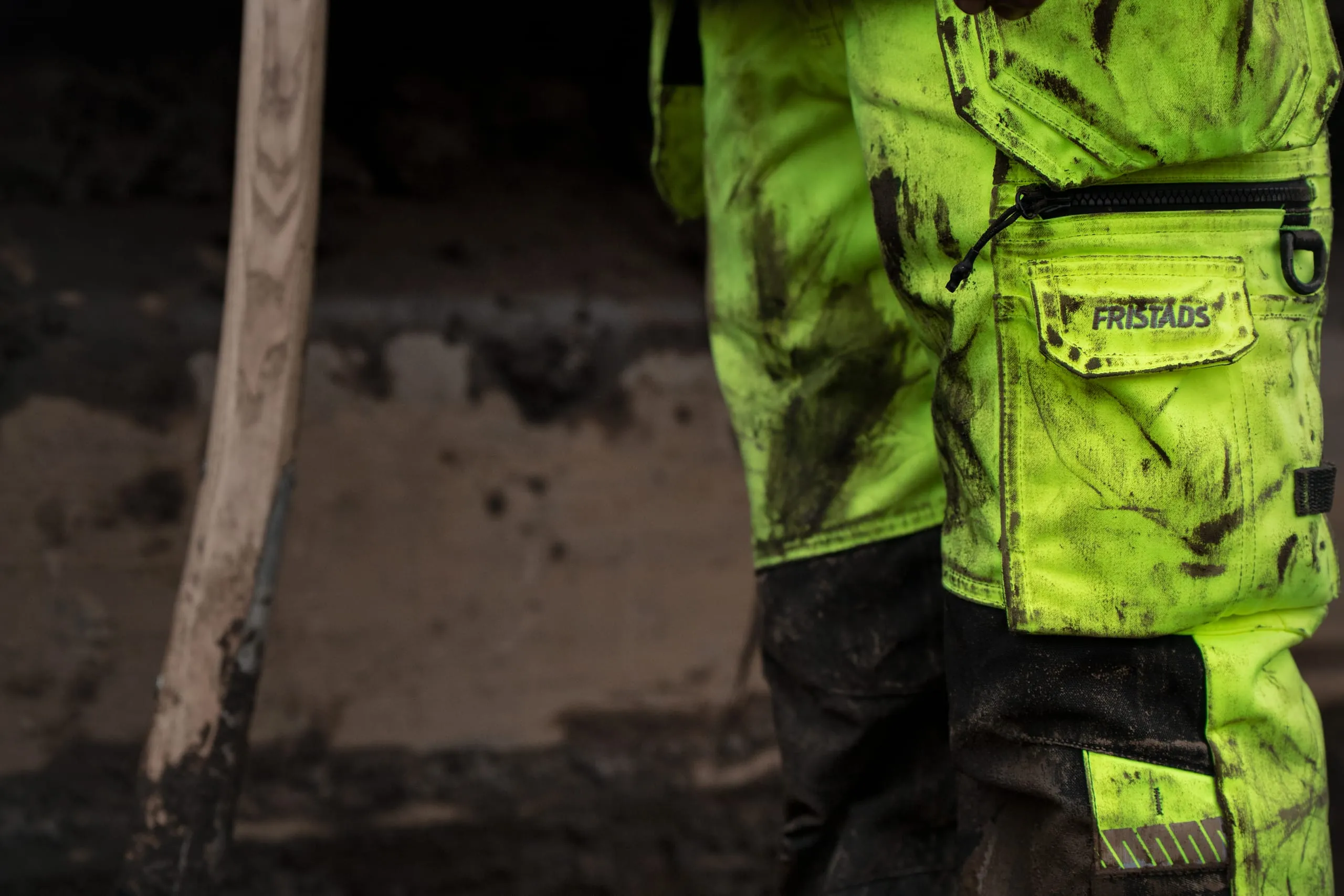 Eine Vorbehandlung mit geeigneten Mitteln kann bei extremen Verschmutzungen helfen. Dabei muss stets die Materialverträglichkeit berücksichtigt und geeignete Waschmittel ausgewählt werden.