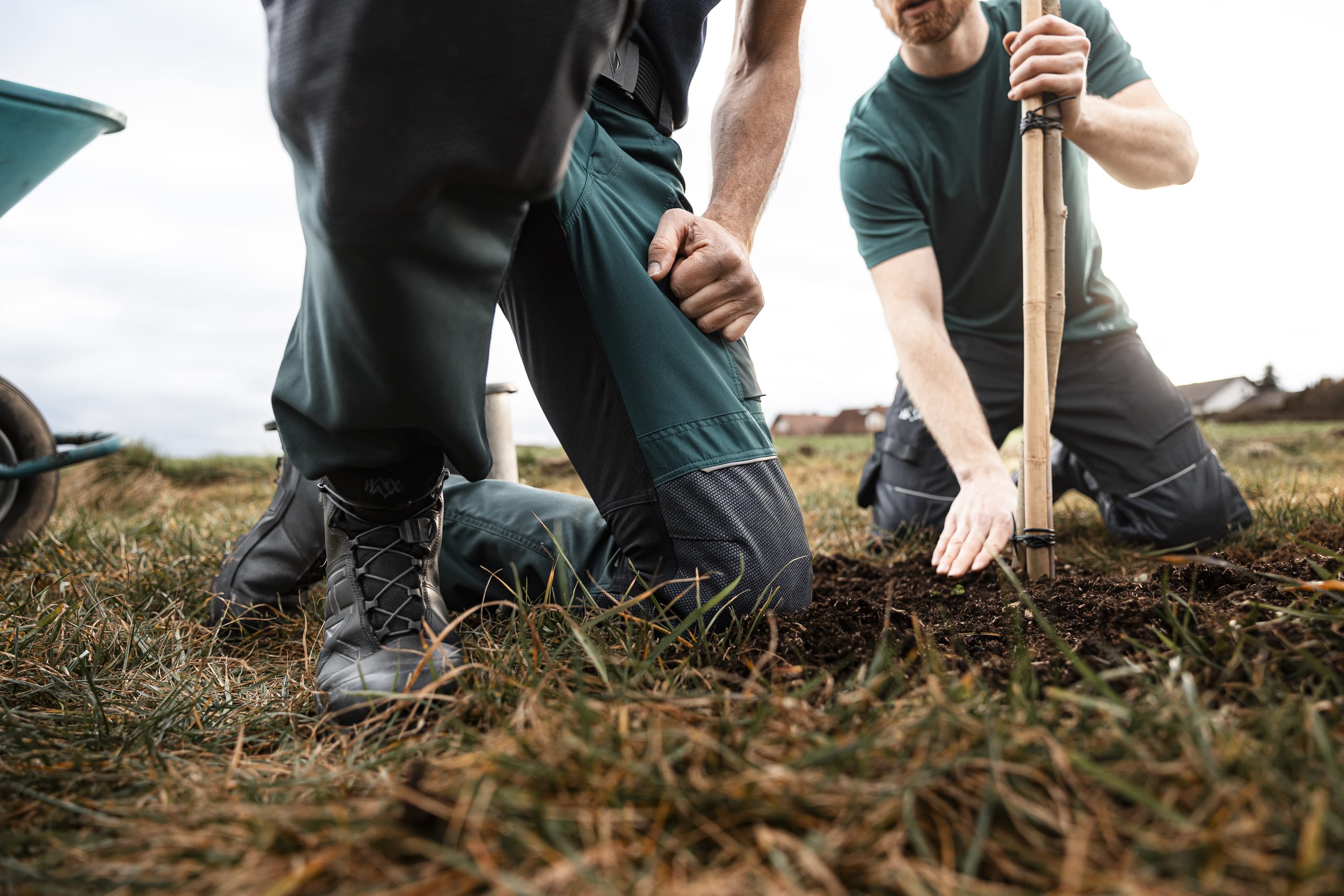 Damit die Funktionalität und Lebensdauer der technischen Berufskleidungsgewebe erhalten bleibt, empfiehlt Haix das Waschen mit milden, aufheller-, bleichmittel- und enzymfreien Waschmitteln.