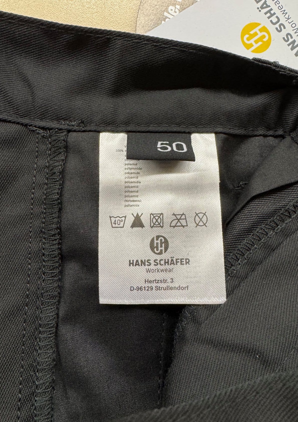 Die Pflegehinweise sind bei Hans Schäfer Workwear in der Seitennaht der Jacken und bei Hosen innen im Bund eingenäht. Die ­Etiketten enthalten alle Informationen zur Aufbereitung der Kleidung.