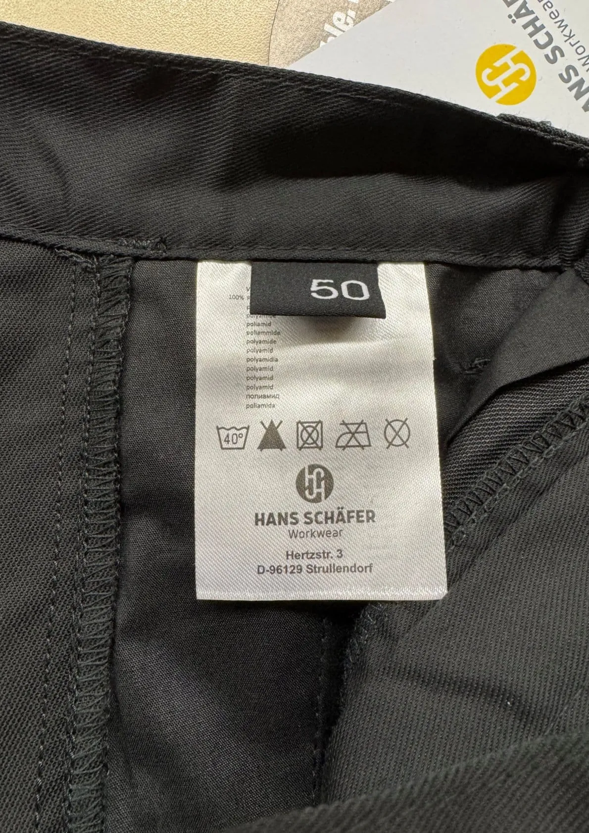 Die Pflegehinweise sind bei Hans Schäfer Workwear in der Seitennaht der Jacken und bei Hosen innen im Bund eingenäht. Die ­Etiketten enthalten alle Informationen zur Aufbereitung der Kleidung.
