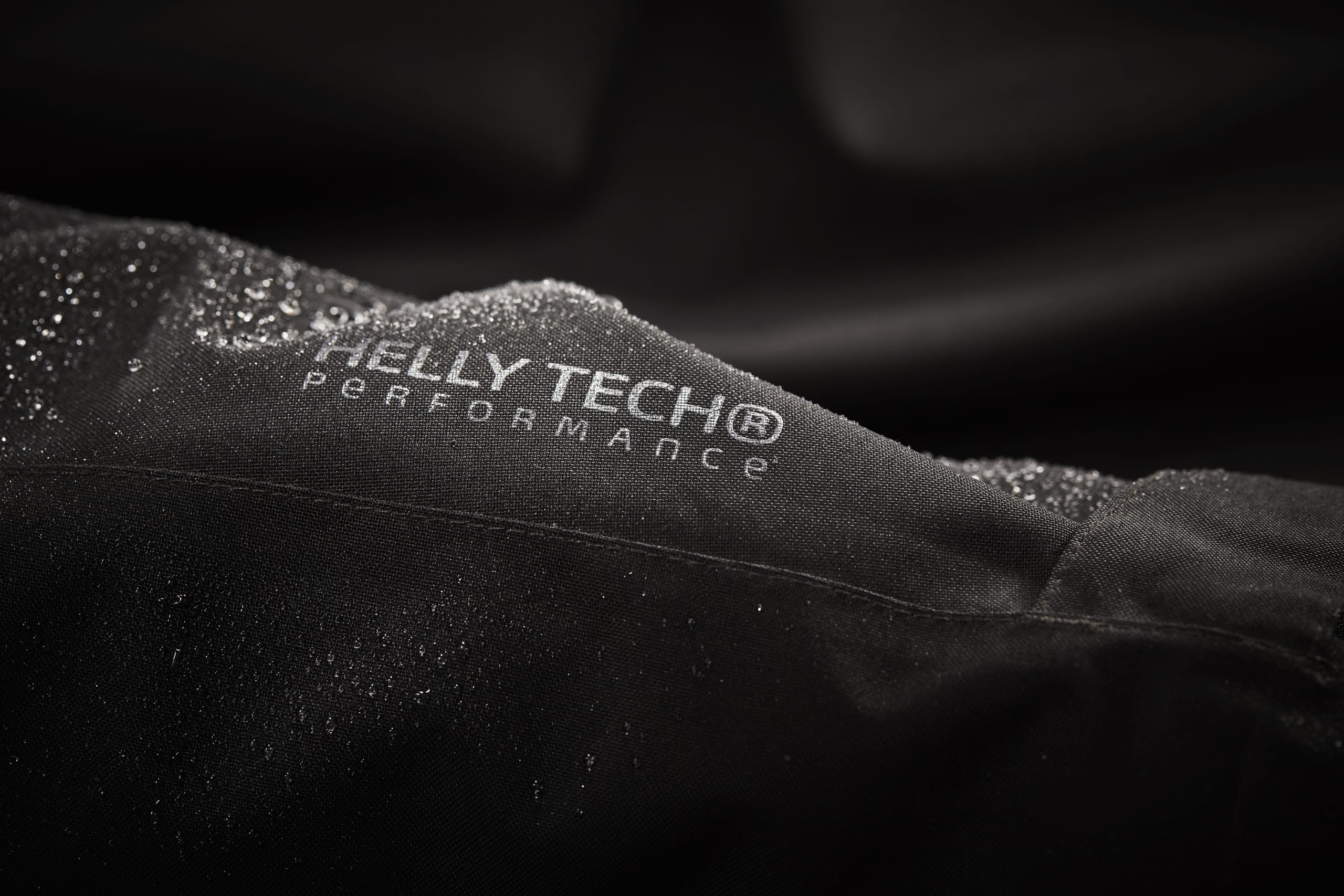 Die korrekte Pflege von Regenschutzkleidung entfernt schädliche Substanzen wie Öle, Schmutz und Salz vom Gewebe und erhält die Wirksamkeit der wasserabweisenden Oberflächenbeschichtung.