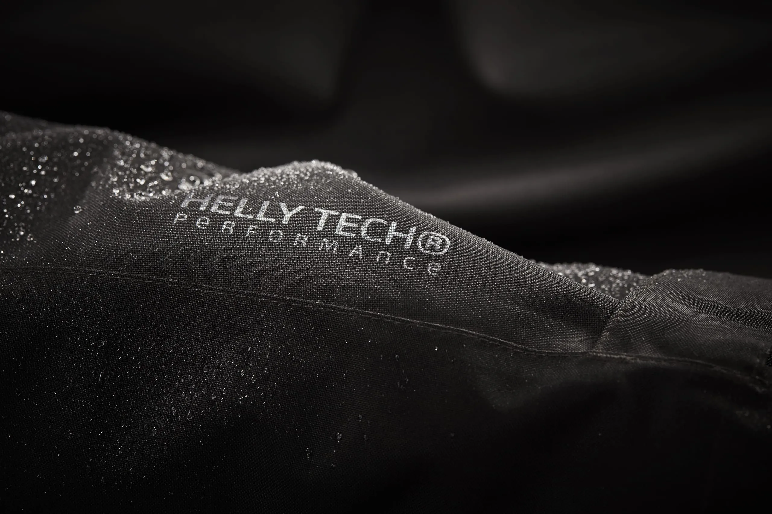 Die korrekte Pflege von Regenschutzkleidung entfernt schädliche Substanzen wie Öle, Schmutz und Salz vom Gewebe und erhält die Wirksamkeit der wasserabweisenden Oberflächenbeschichtung.