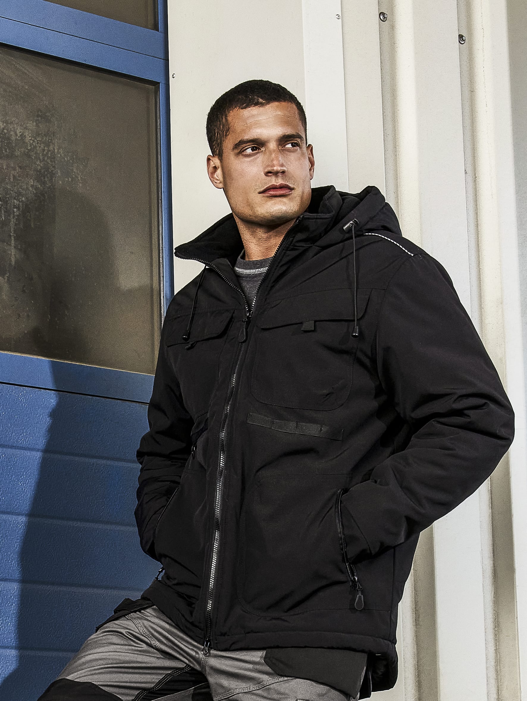 ISM weist darauf hin, wie wichtig das Beachten von Pflegehinweisen ist, um die Schutz­funktionen der Kleidung zu erhalten.