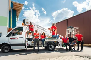 Mitarbeiter der Geb&auml;udereinigung Wasserle auf einer Hebeb&uuml;hne.