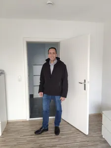 Geb&auml;udereinigermeister Markus Wasserle in einer der neu gekauften, noch leeren Wohnungen.