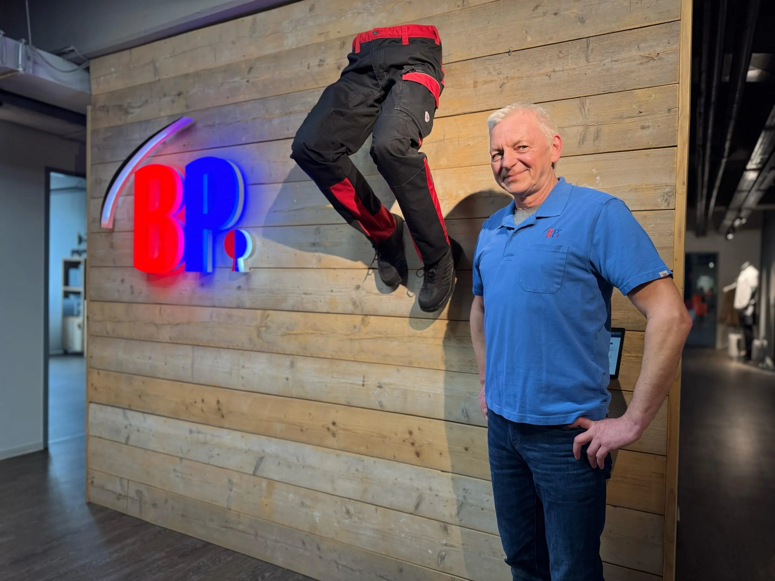 Stephan Savelsberg, Laborleiter für Materialqualität BP – Bierbaum-Proenen empfiehlt, Reißverschlüsse und Bundknöpfe vor dem Waschen zu schließen, um Waschmittelablagerungen in den Schließelementen und andere Defekte zu verhindern.