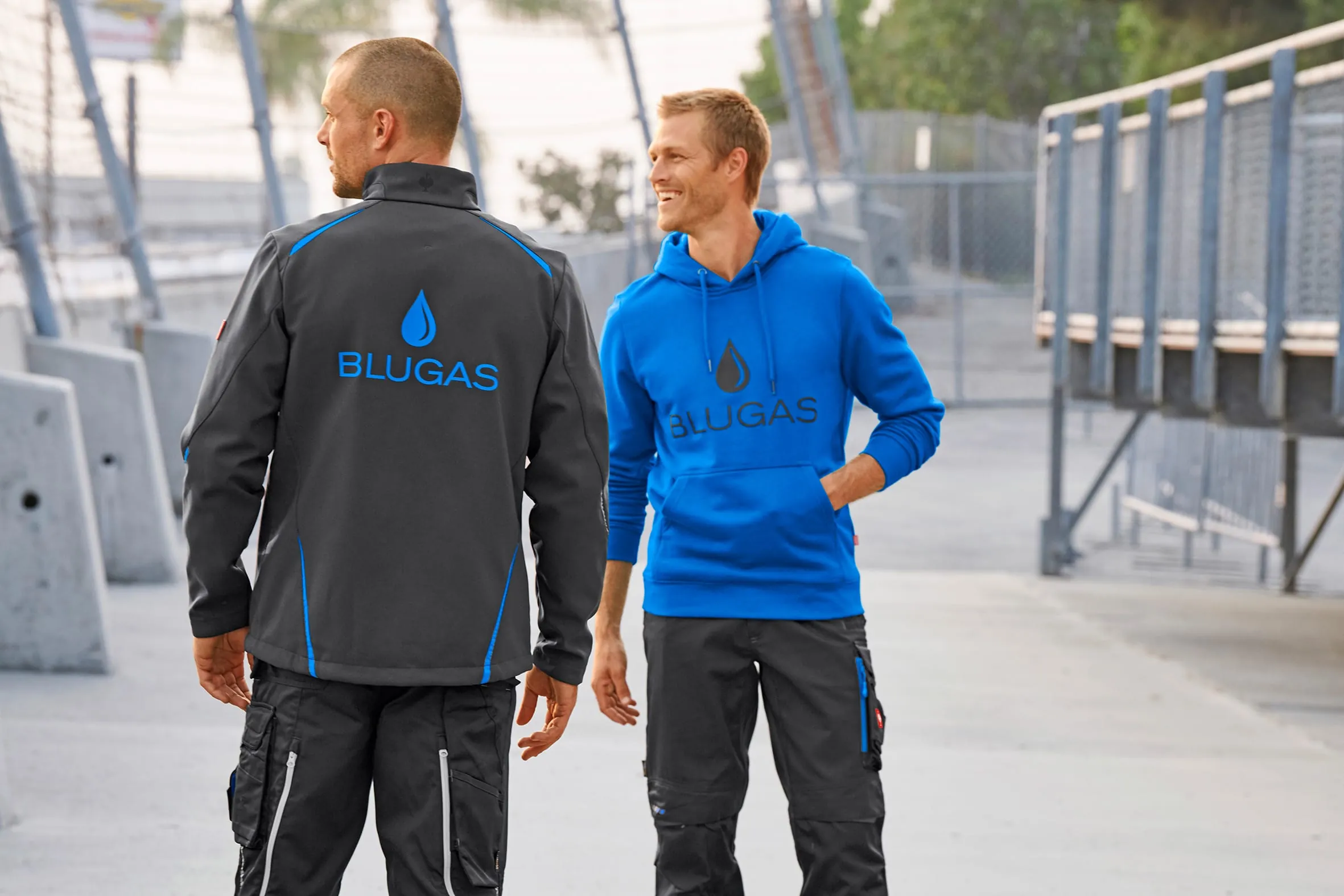 Bei Strauss werden veränderte Pflegehinweise, die sich zum Beispiel durch Bedruckung einer Workwear ergeben können, der Lieferung beigefügt.