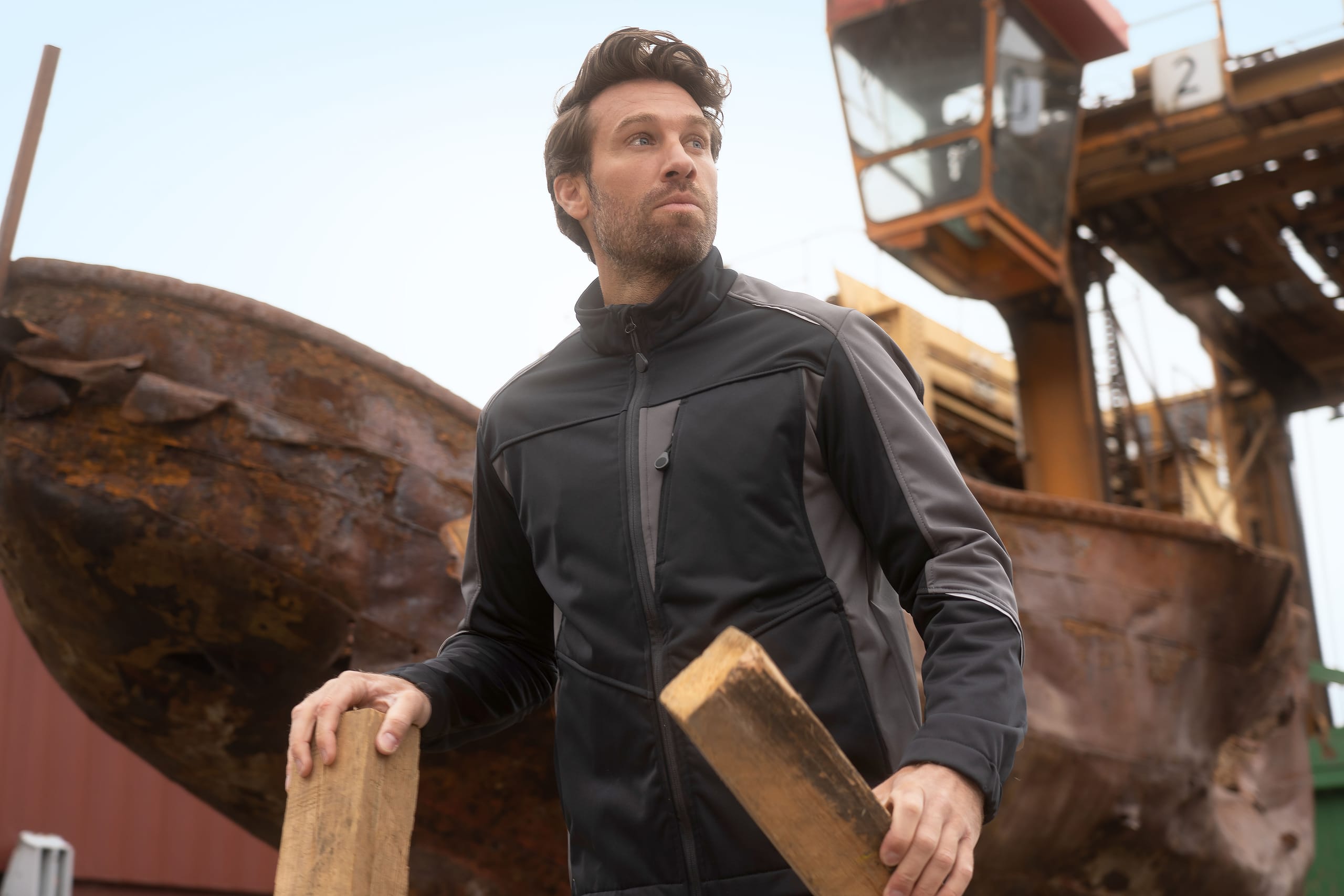 Die bei vielen Handwerken beliebten Softshelljacken dürfen nicht mit Weichspüler behandelt werden. Sie verstopfen die Poren der Wetterschutzmembrane und das Kleidungsstück verliert seine Atmungsaktivität.