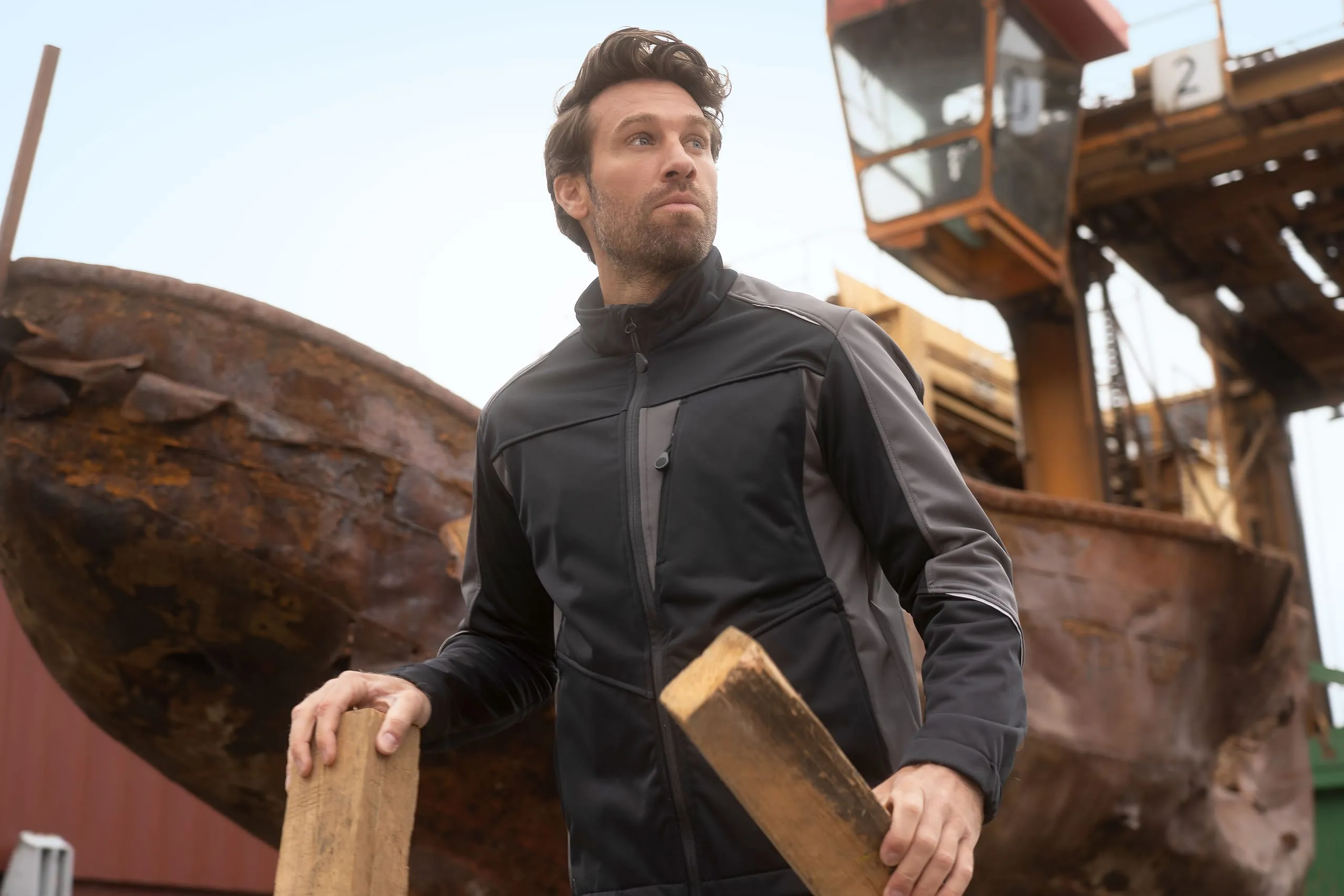 Die bei vielen Handwerken beliebten Softshelljacken dürfen nicht mit Weichspüler behandelt werden. Sie verstopfen die Poren der Wetterschutzmembrane und das Kleidungsstück verliert seine Atmungsaktivität.