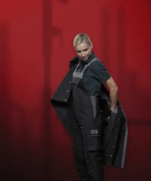 Die Pflege und die Reparatur von Schweißerschutzkleidung erfordert große Sachkenntnis. Die DBL gewährleistet eine fachgerechte ­Aufbereitung in ihren für PSA zertifizierten ­Prozessen.