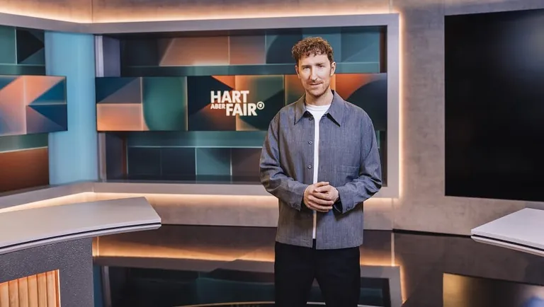 Bei "Hart aber fair" mit Louis Klamroth (Bild) wurde die Diskussion &uuml;ber das B&uuml;rgergeld von praktischen Wirtschaftsexperten wie B&auml;ckermeister Tobias Exner angesto&szlig;en, die die grundlegenden wirtschaftlichen Zusammenh&auml;nge erkl&auml;rten und dabei auf die fehlende wirtschaftliche Kompetenz der Politik hinwiesen.