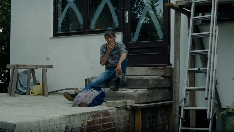 Auch der abgehalfterte Elektriker Uwe (Meinhard Neumann) hat seinen Job verloren und ist in die Alkoholsucht abgerutscht.