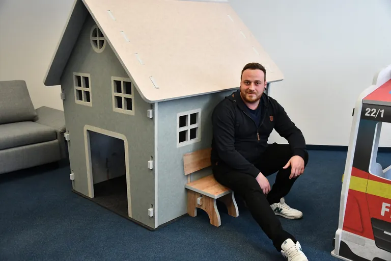 Florian Enders vor einem AakustikaA-Spielhaus 