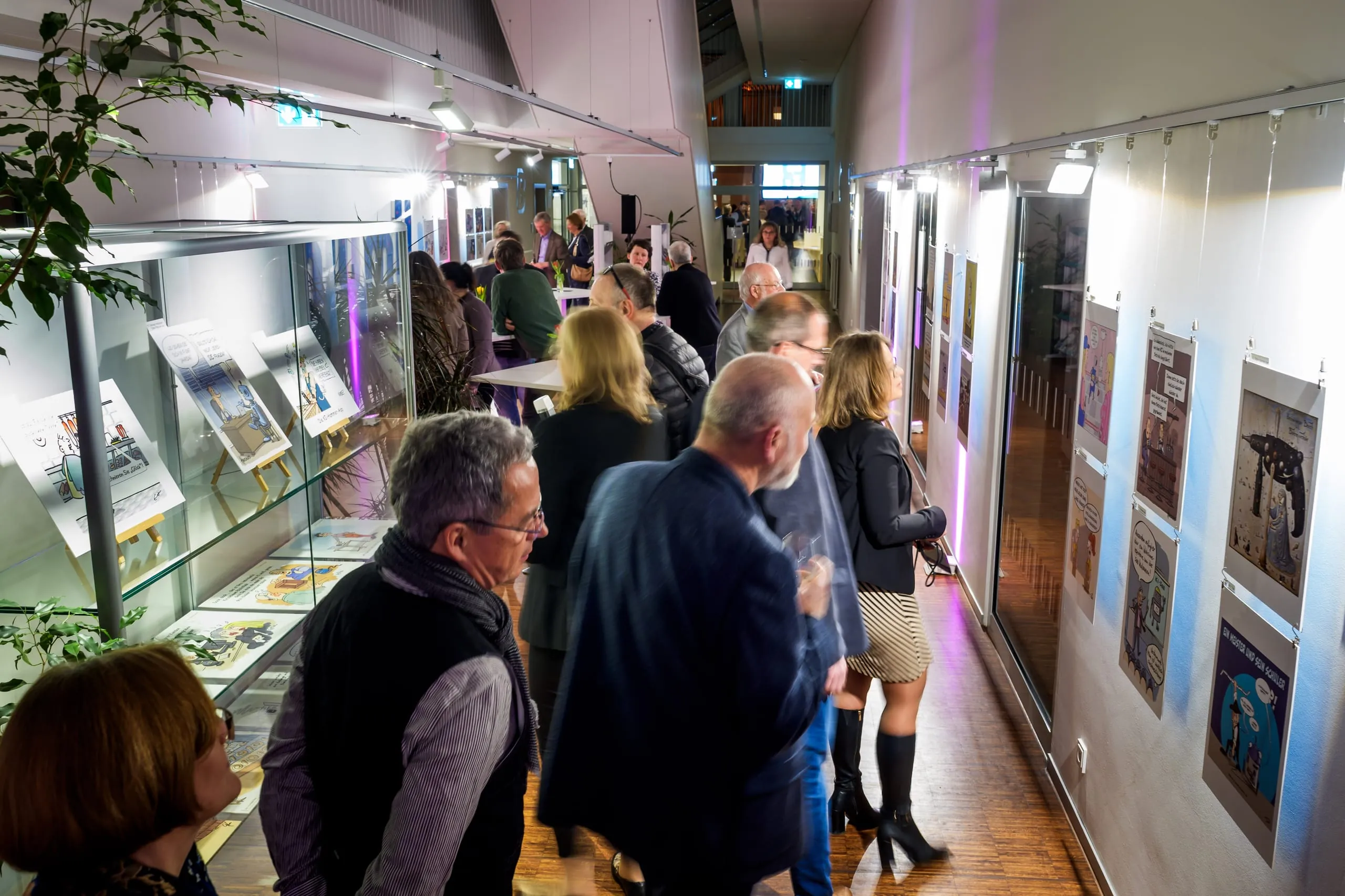 Austellung mit vielen Besuchern