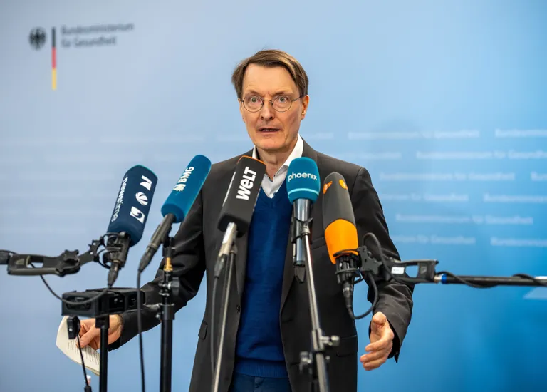 Gesundheitsminister Lauterbach warnt vor steigenden Beitr&auml;gen in der gesetzlichen Kranken- und Pflegeversicherung.