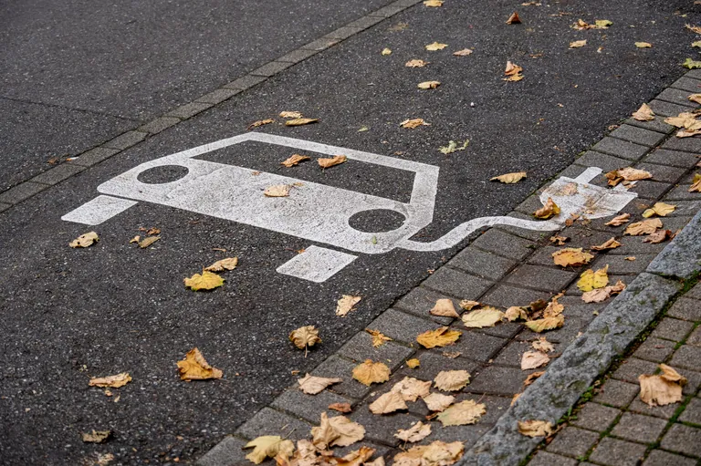 "Hier könnte Ihr E-Auto stehen"- doch so recht scheint sich keiner für die vielen öffentlichen Ladesäulen im Land zu interessieren.