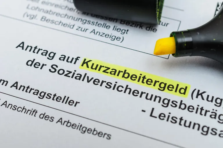 Kurzarbeitergeld ist eine staatliche Unterst&uuml;tzung, die Unternehmen bei vor&uuml;bergehendem Arbeitsausfall hilft, Entlassungen zu vermeiden. Besch&auml;ftigte erhalten dabei 60 Prozent (mit Kindern 67 Prozent) des entgangenen Nettolohns von der Bundesagentur f&uuml;r Arbeit.