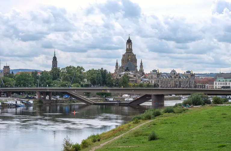 Ein Symbol f&uuml;r Sanierungsstau und hohe Kosten: Im September 2024 st&uuml;rzte ein Teil der Carolabr&uuml;cke in Dresden in die Elbe
