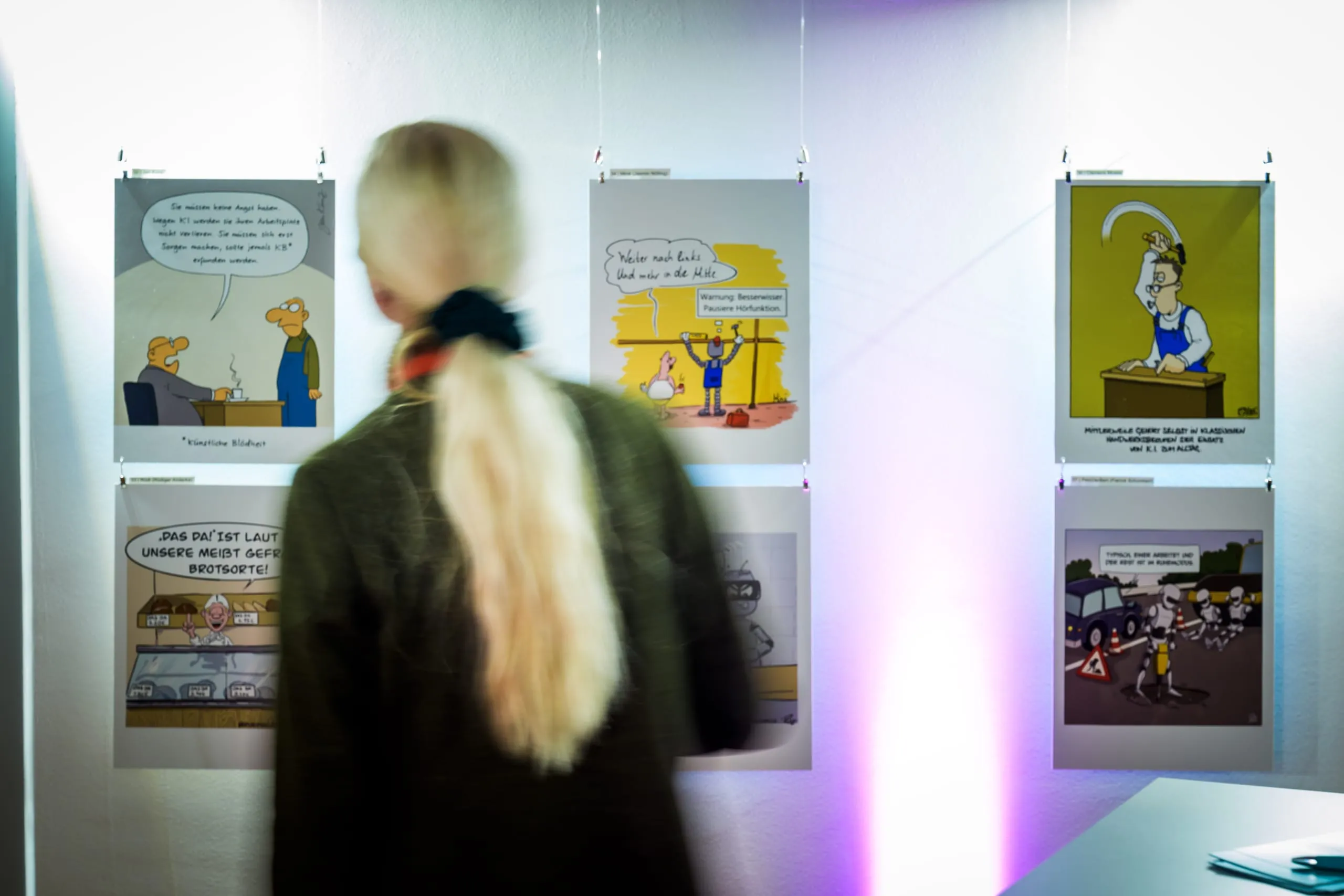 Ausstellung mit einer Besucherin