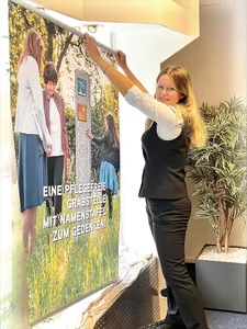 Die Auszubildende zur Bestattungsfachkraft Selenay Feindor dekoriert das Schaufenster des Bestattungsinstituts.