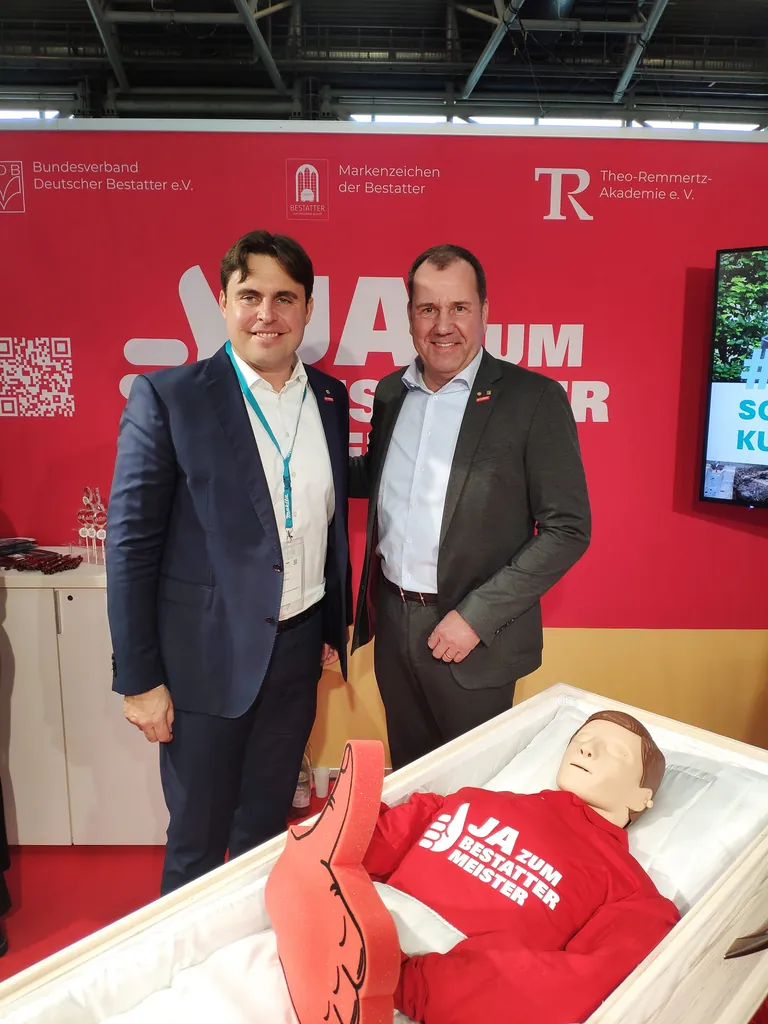 Stephan Neuser, Generalsekret&auml;r des Bundesverbands Deutscher Bestatter (links) und BDB-Pr&auml;sident Ralf Michal auf ihrem Messestand der Internationalen Handwerksmesse M&uuml;nchen 2025.