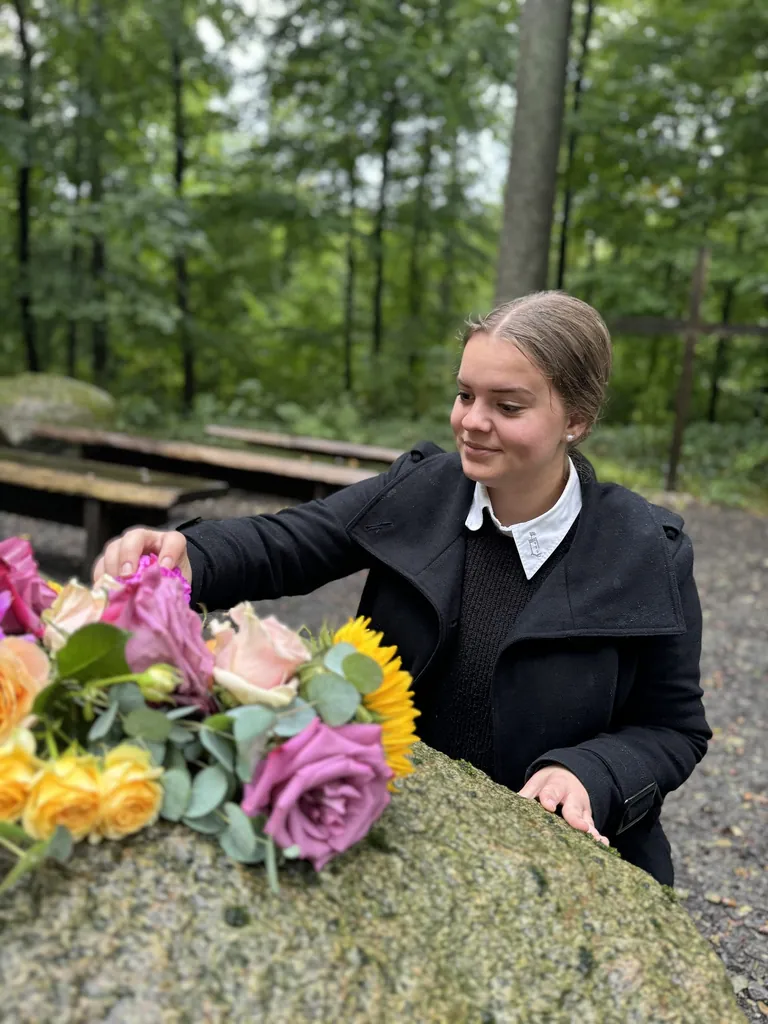 Sonja T&ouml;nsing, Auszubildende zur Bestattungsfachkraft, arrangiert Blumenschmuck.