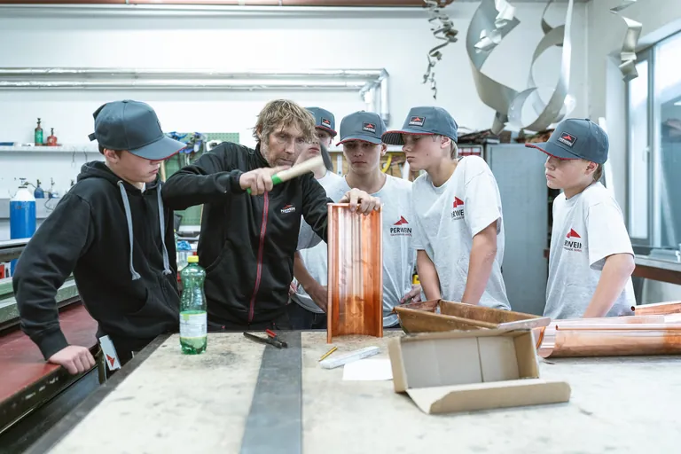 Bei den Experience Days der Perwein GmbH erleben Jugendliche das Handwerk – echt, nah und ohne Hochglanzfilter.