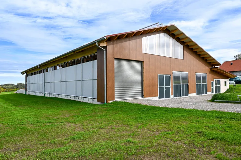 Rinderstall von au&szlig;en