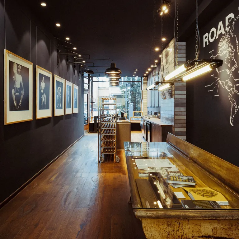 Reduziertes Design, klare Atmosphäre: In Kugels Bäckerei wird der Brotkauf zum bewusst gestalteten Moment.