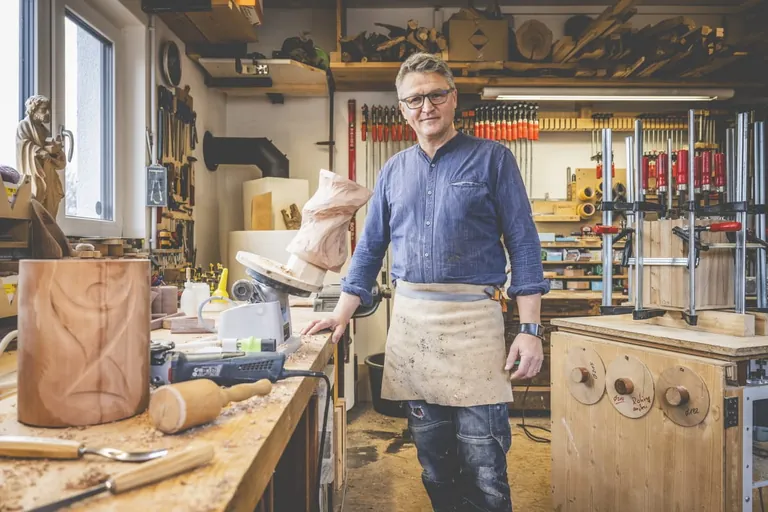 Schreiner Martin Mayer in seiner Werkstatt