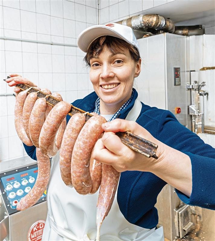 Fleischermeisterin Nora Seitz in ihrem Element: Seit 1932 f&uuml;hrt ihre Familie eine Fleischerei in Chemnitz &ndash; nun bringt sie das Handwerk in den Bundestag.
