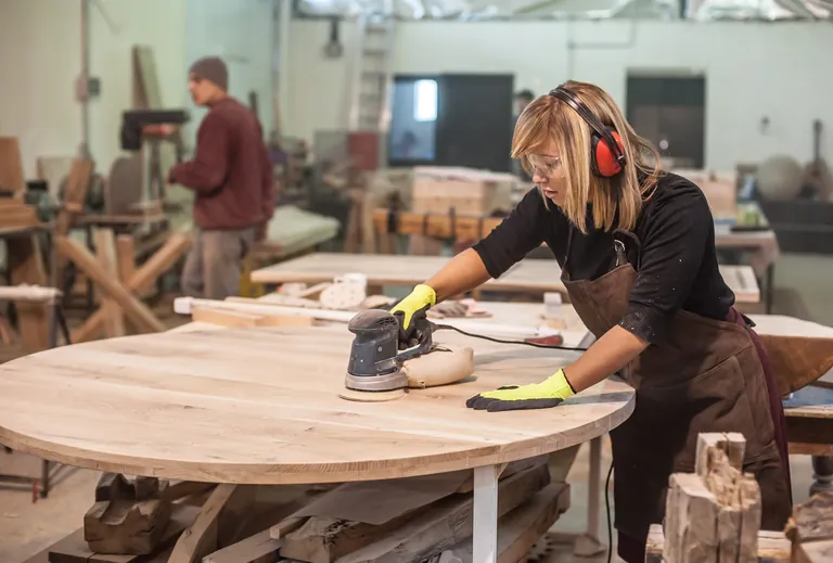 Auszubildende zur Schreinerin