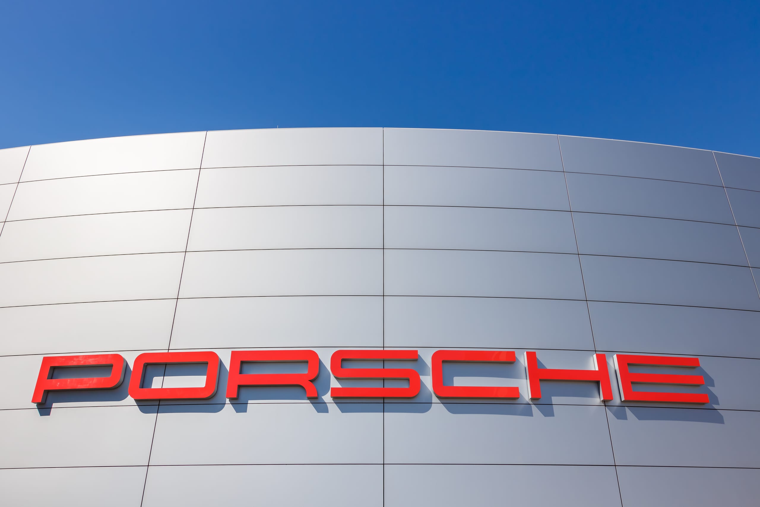 Porsche-Logo an Fassade