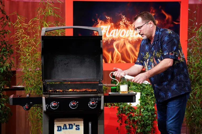 Lars Kliefoth zeigt, wie schnell man den "Flavourizer" zusammenbaut.