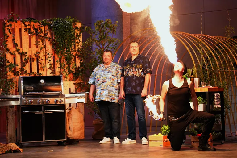 Bastian Schacht (l.) und Lars Kliefoth pr&auml;sentieren mit Flavourizer einen Geschmackszerst&auml;uber f&uuml;r den geschlossenen Grill.