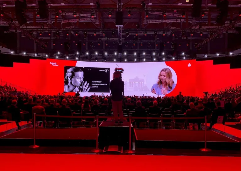 Britta Steffen auf Podium Deutscher Sparkassentag 2025