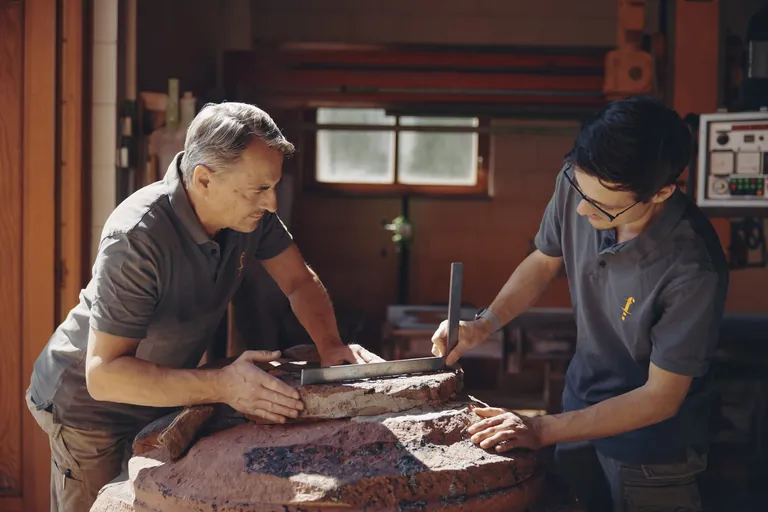 Hermann und Luca Freymadl (v.l.) in der Werkstatt