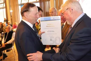 Hans Ulrich K&ouml;hler erh&auml;lt von Kammerpr&auml;sident Wolfgang Jacob seinen "Goldenen Meisterbrief" 