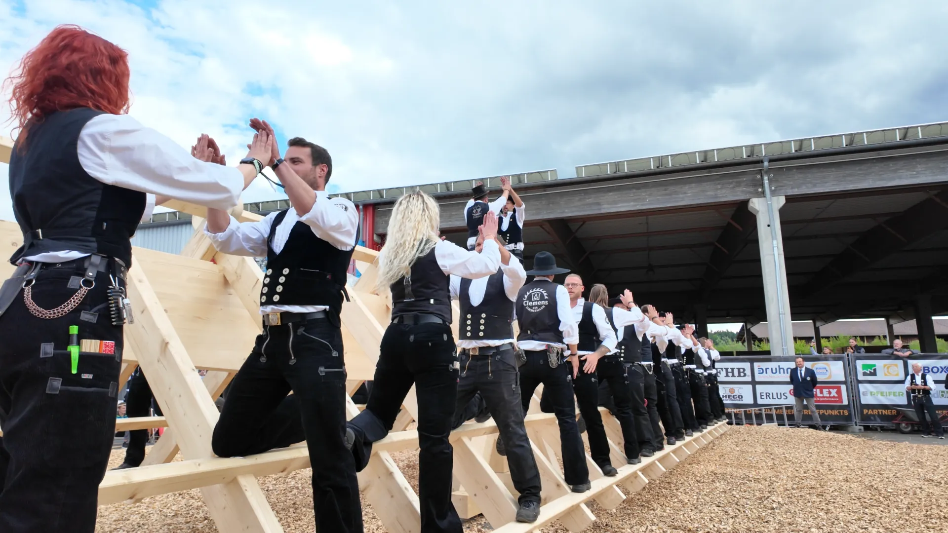 Zimmerleute stellen Weltrekord auf schwebendem Dachstuhl auf
