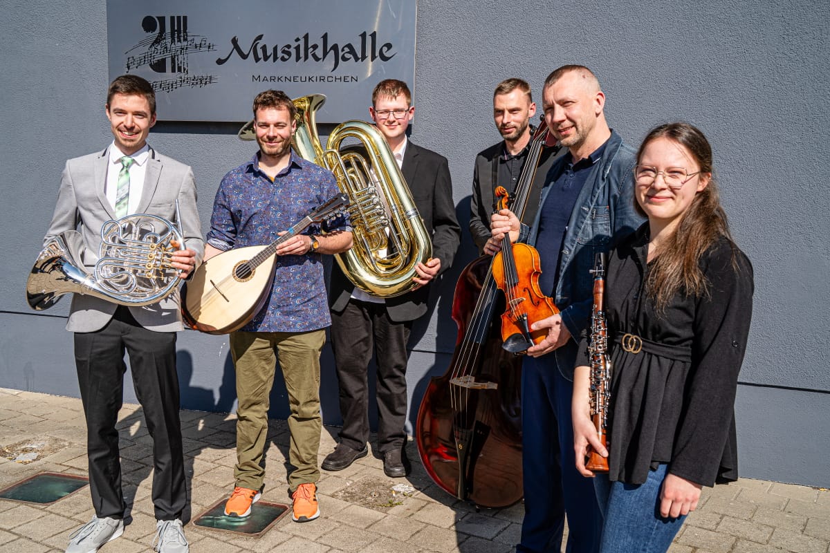 Meisterschüler mit ihren Musikinstrumenten