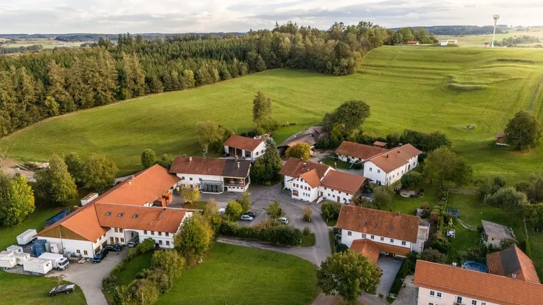 Der Hof der Brauerei Br&auml;u z'Loh von oben